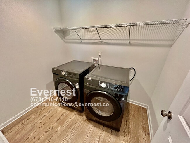 Building Photo - 3-Bedroom Home with Large Lawn and Ideal L...