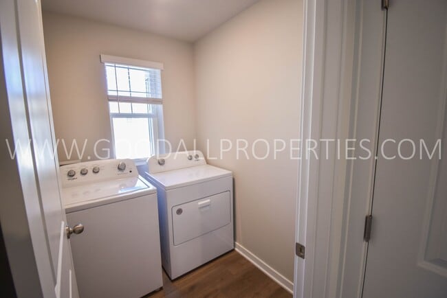 Building Photo - 3 Bedroom 2.5 Bath Townhome in Waukee