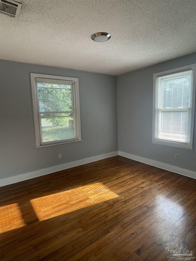 Building Photo - 1409 Poppy Ave