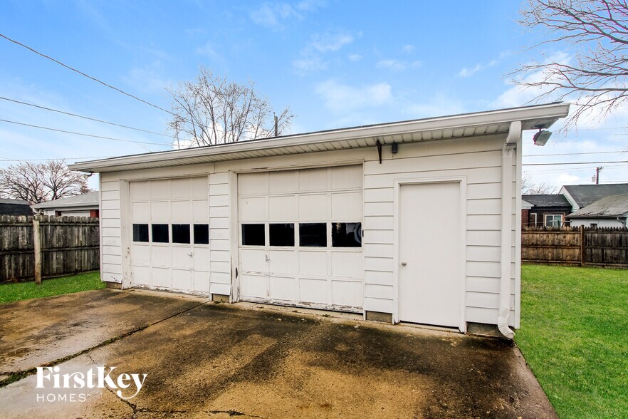 Building Photo - 311 N Boehning St