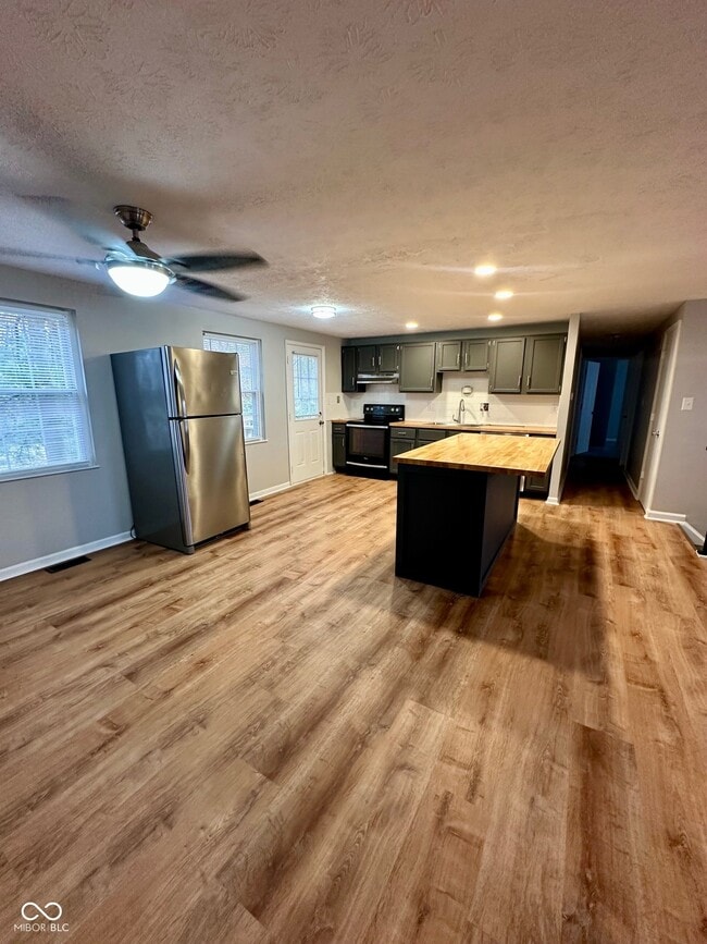 Building Photo - 5847 Lakeland Dr