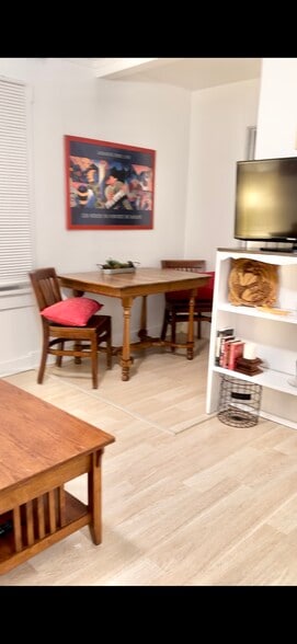Through the living rm. - 1302 S N St