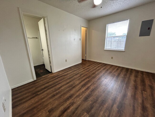 Building Photo - 4622 Erskine St
