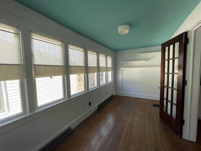 Building Photo - Three bedroom one bathroom home for rent