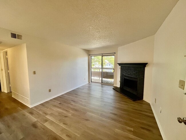 Building Photo - 2 bed 1 bath on 2nd floor in unit washer/d...