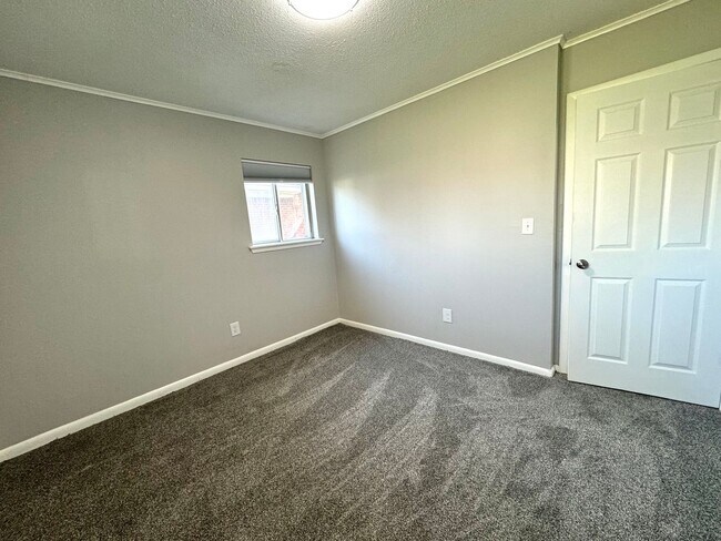 Building Photo - 1105 N Fern Ave