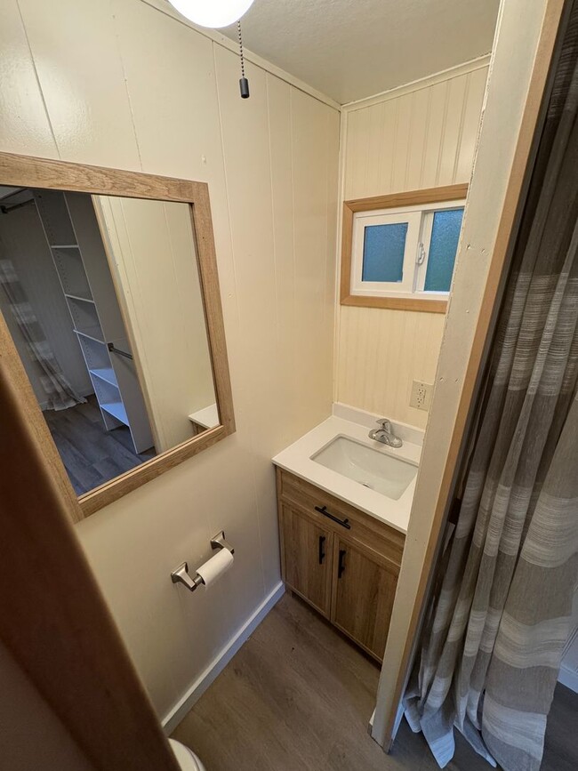 Building Photo - Dawn Ln Properties