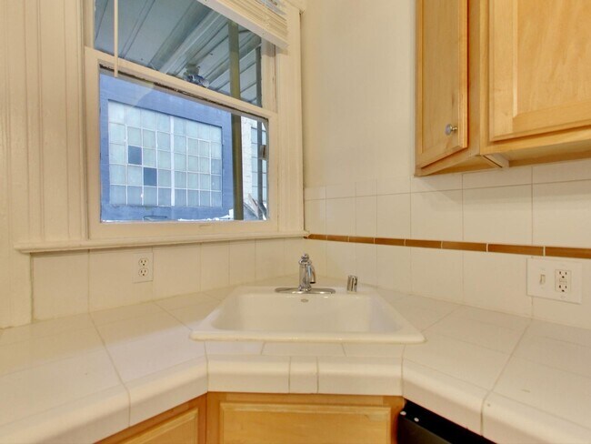 Building Photo - 617 Natoma St