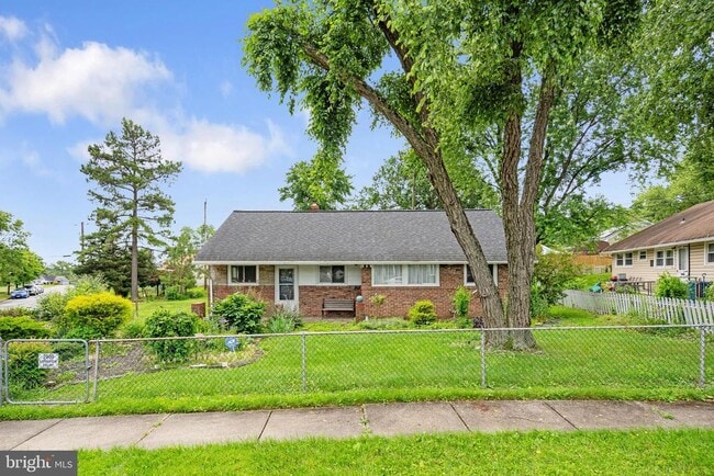 Building Photo - 2000 Longview Ct