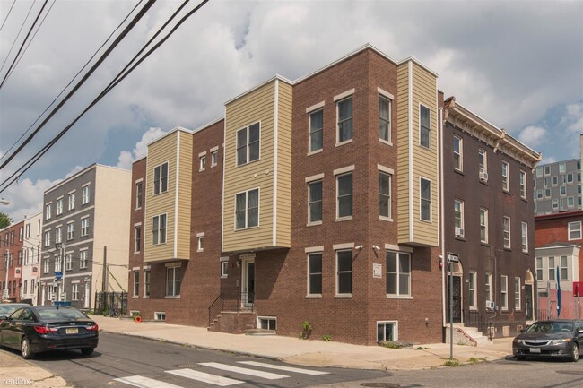 Building Photo - 6 br, 5 bath Triplex - 1507 W OXFORD ST Un...