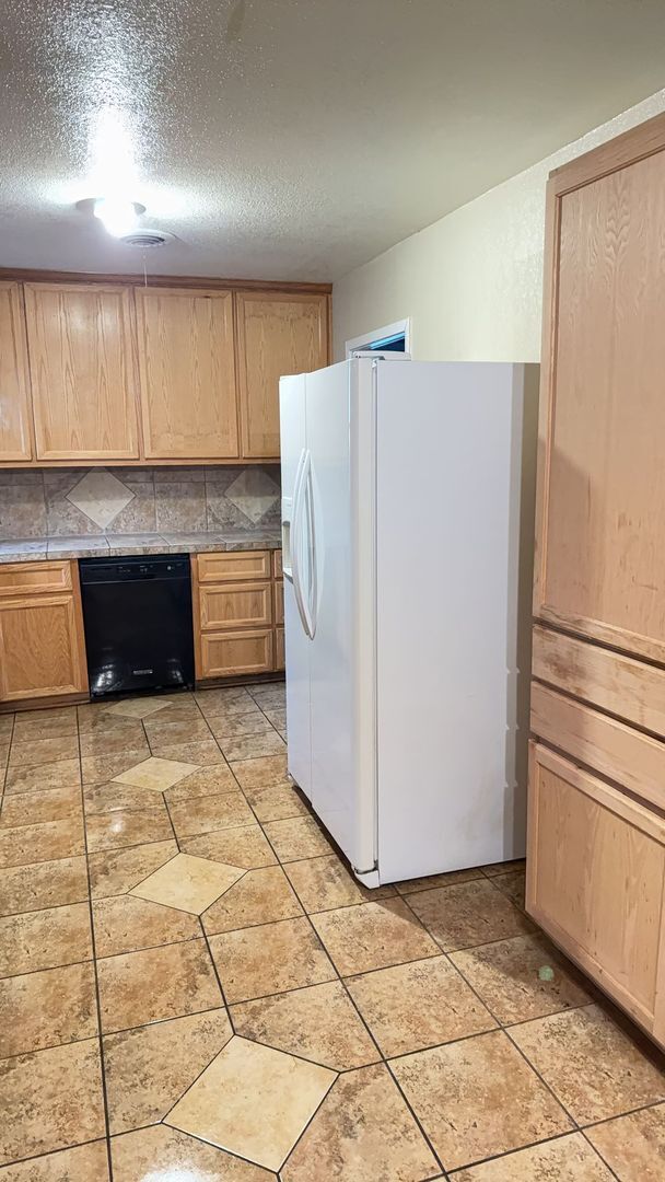Building Photo - 3 bedroom 1.5 bathroom! HOUSING ACCEPTED!