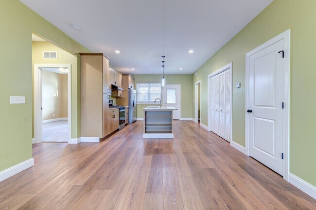 Building Photo - GRADUATE STUDENTS!! 2 Bed 2 Bath Near SSM Cardinal Glennon, St. Louis University