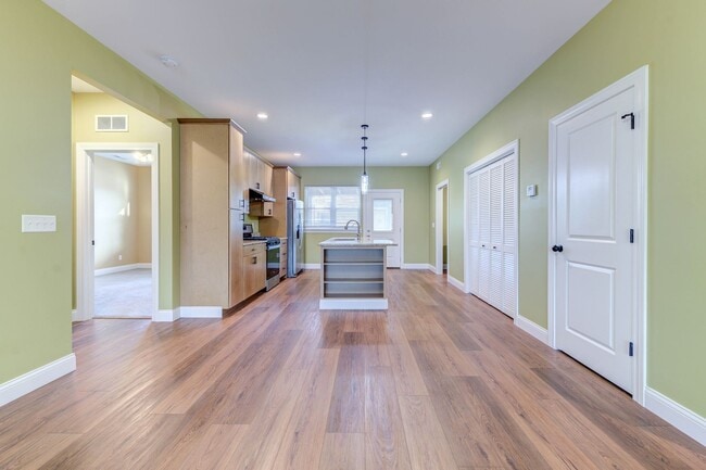 Building Photo - Updated 2 Bed 2 Bath Near SSM Cardinal Gle...