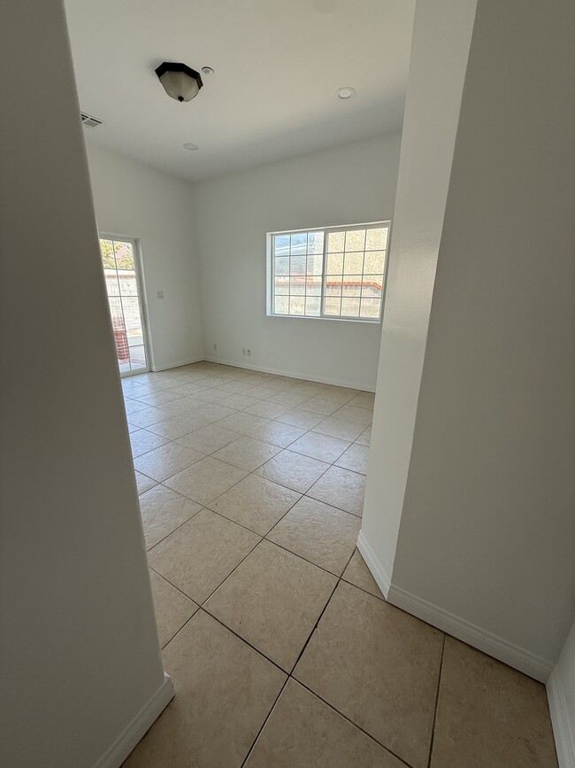 Building Photo - 2045 Bellevue Dr