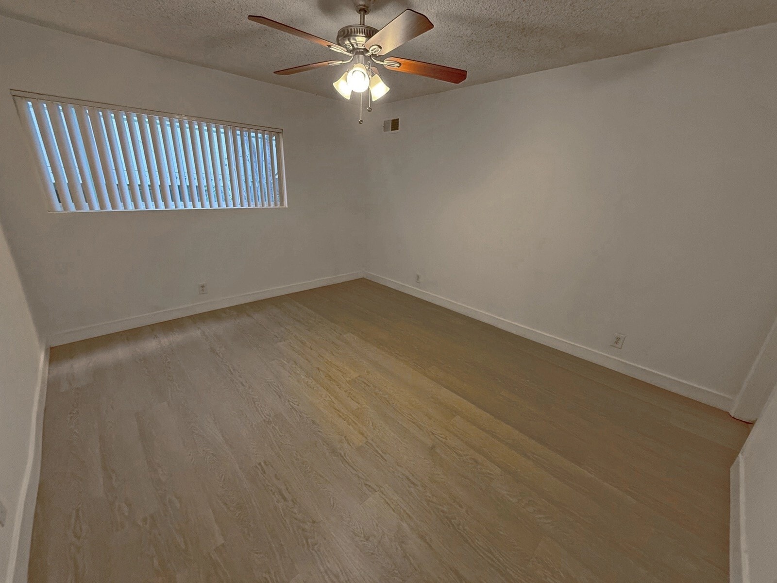 Building Photo - 833 S Plymouth Blvd