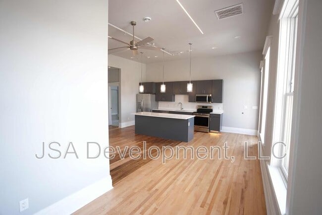 Building Photo - 718 Commercial St