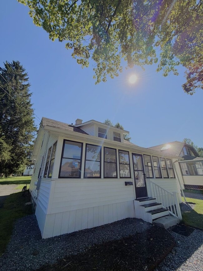 Building Photo - Beautifully Renovated Home with Dedicated Home Office in a Quiet Neighborhood
