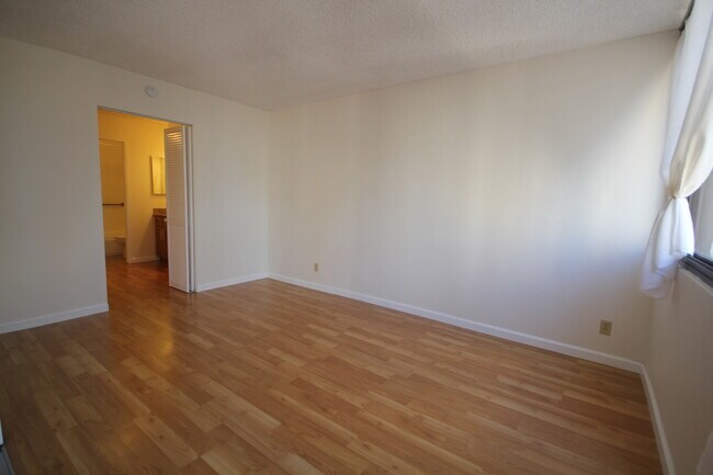 Building Photo - Kukui Plaza - Ewa Tower -1 Bedroom, 1 Bathroom, 1 Parking !