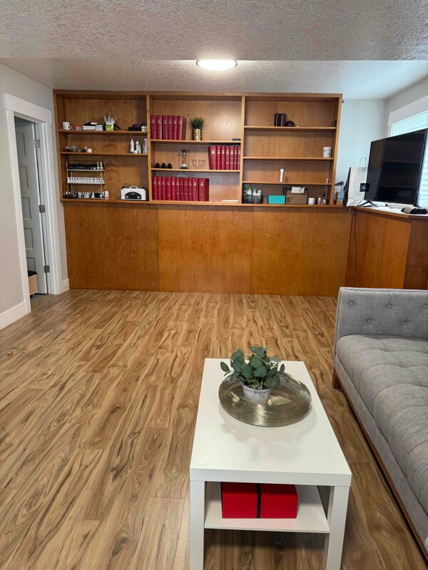 Building Photo - 104 NW Royal Ct