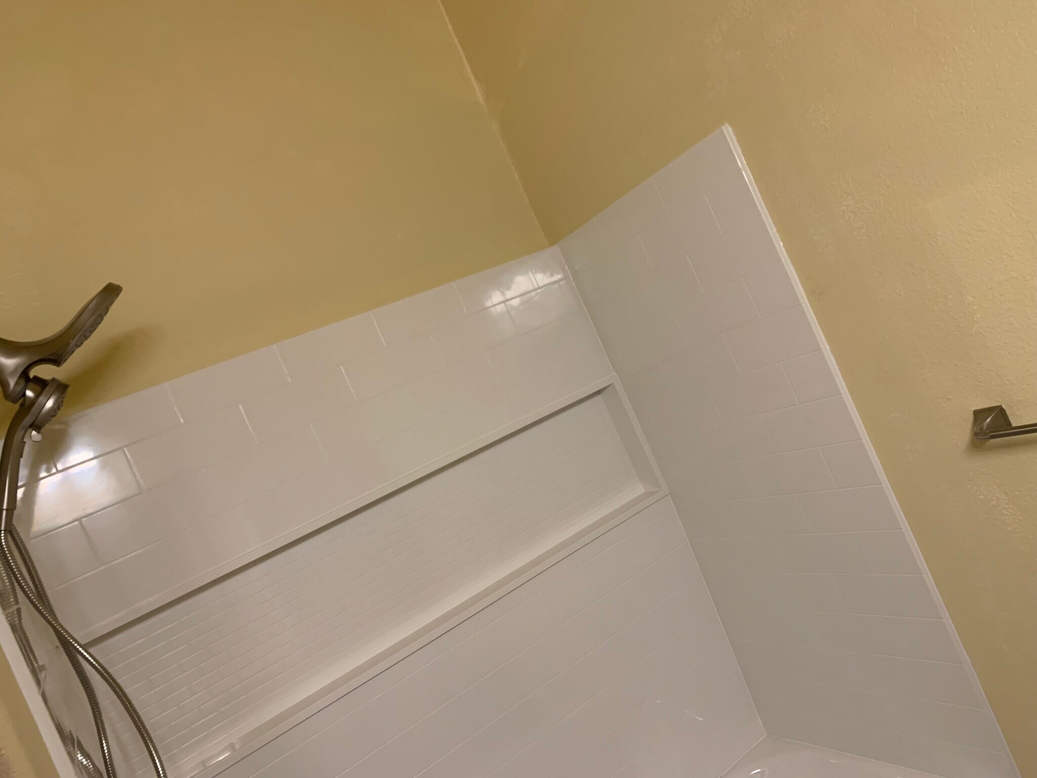 Upstairs full bath with tub. - 813 Gabriel Ct