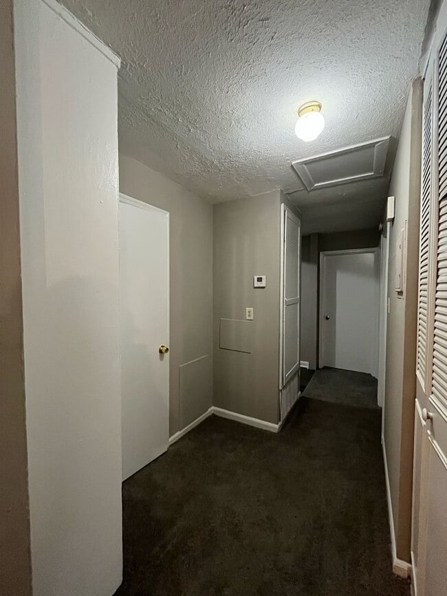 Building Photo - Must See!