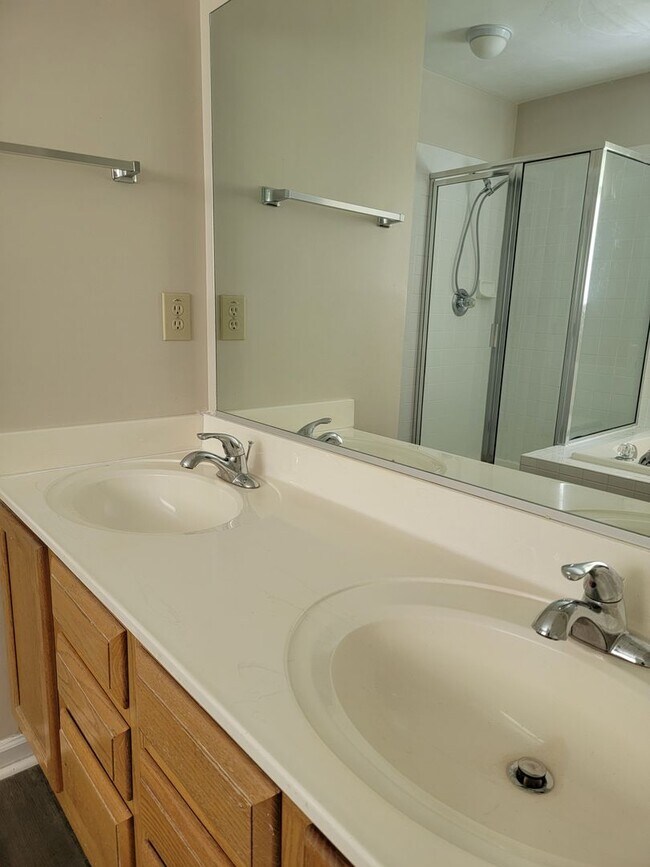 Building Photo - 1110 Carriage Ct