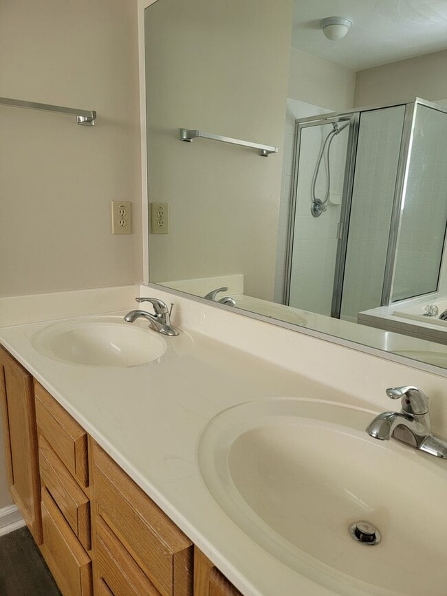 Building Photo - Spacious 4 Bedroom in Stonegate