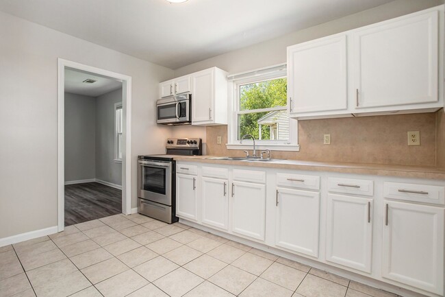 Building Photo - Charming 3-Bed/1-Bath Ranch Style with Garage