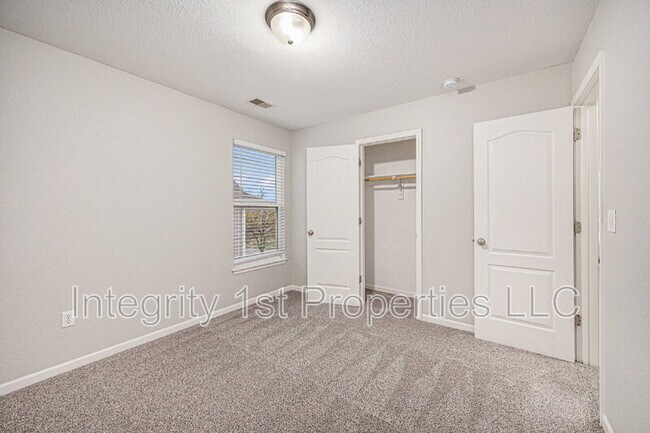 Building Photo - 9121 N Dalton Ave