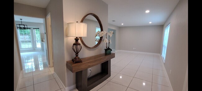 Building Photo - 16911 Elmwood Glen Ct