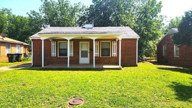 Building Photo - 2 Bed 1 Bath 1 Car  Detached Garage in Chesser Addn Midwest City