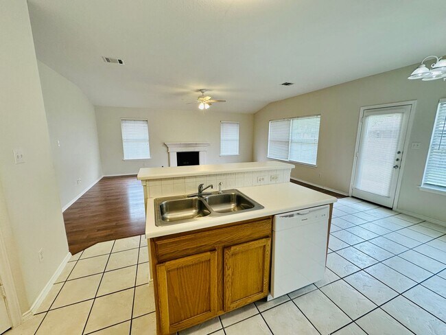 Building Photo - Awesome 3 Bed 2 Bath! Large Texas size home