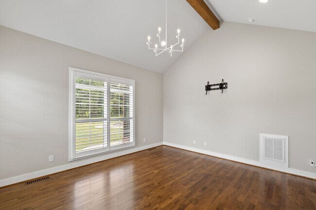 Building Photo - **Luxury 4/4 with Fenced in Yard**