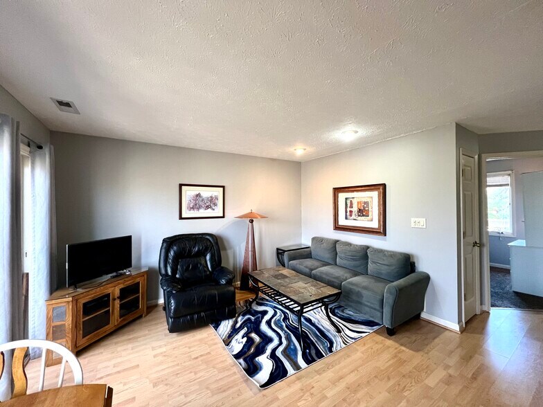 Building Photo - 9345 S Pointe Retreat Dr