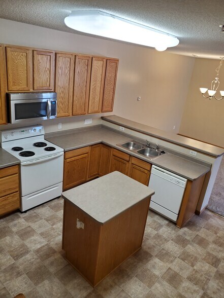 Kitchen - 433 Frederick Cir