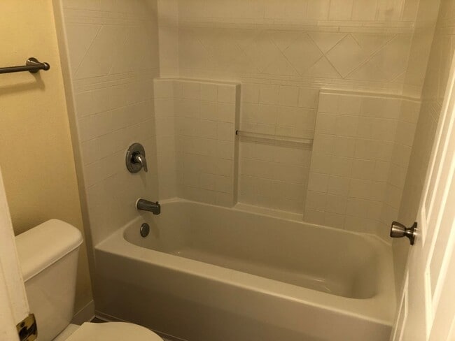 Building Photo - Beautiful 3 bedroom 2 bathroom house in a ...