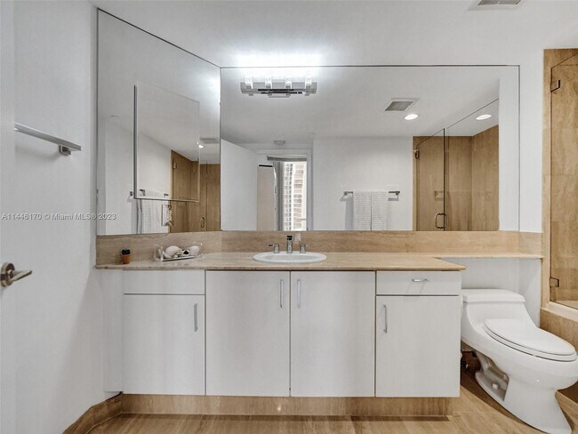 Building Photo - 7000 Island Blvd