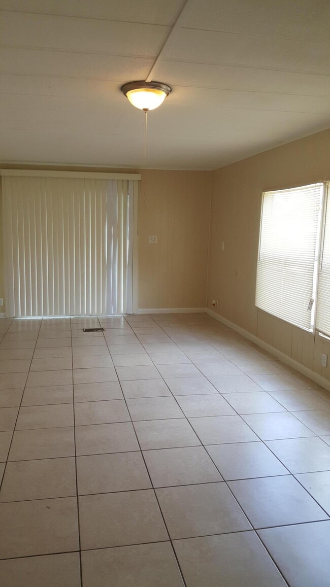 Building Photo - 11573 Venetian Ave