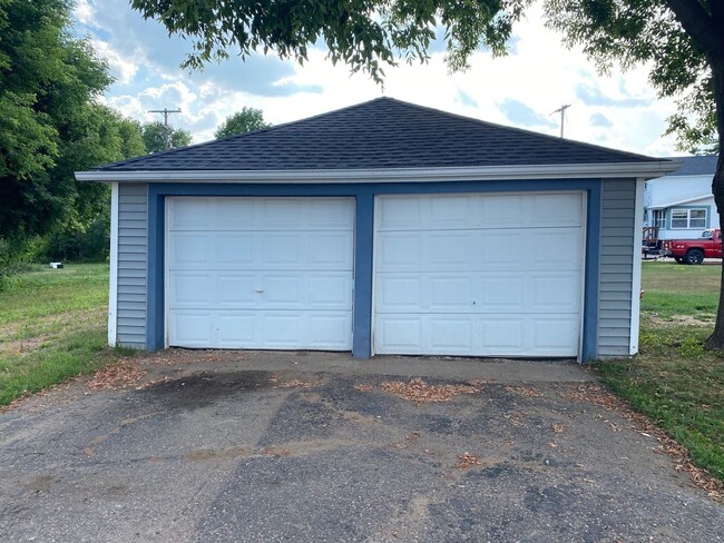 Building Photo - 3 bed 1 bath single family in Merrill! Sec...