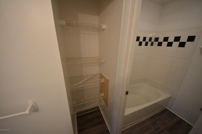 Building Photo - 1607 Fairfield Cir NE
