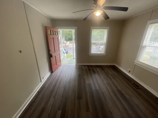 Building Photo - 1 Bd 1 Ba Duplex