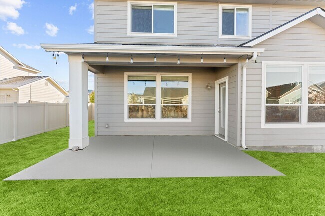 Building Photo - 5 Bedroom 2.5 Bath FOUR CAR GARAGE Eagle, ...