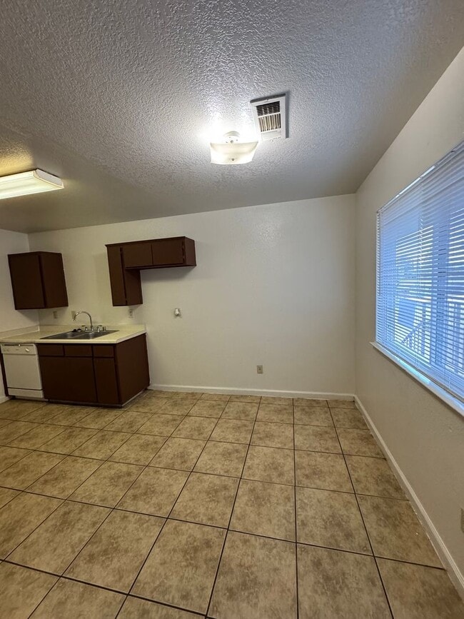 Building Photo - 3443