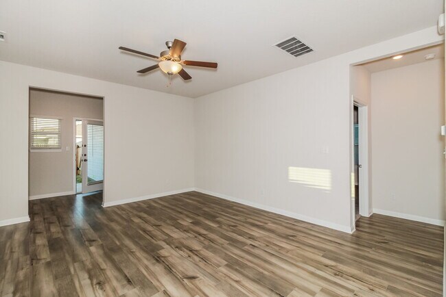 Building Photo - 116 Oakdale Meadows Ln