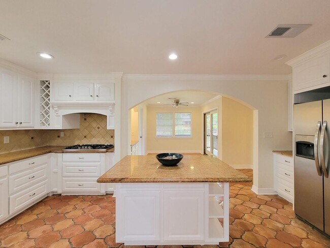 Building Photo - BEAUTIFUL LARGE 4 BEDROOM 2.5 BATH HOME