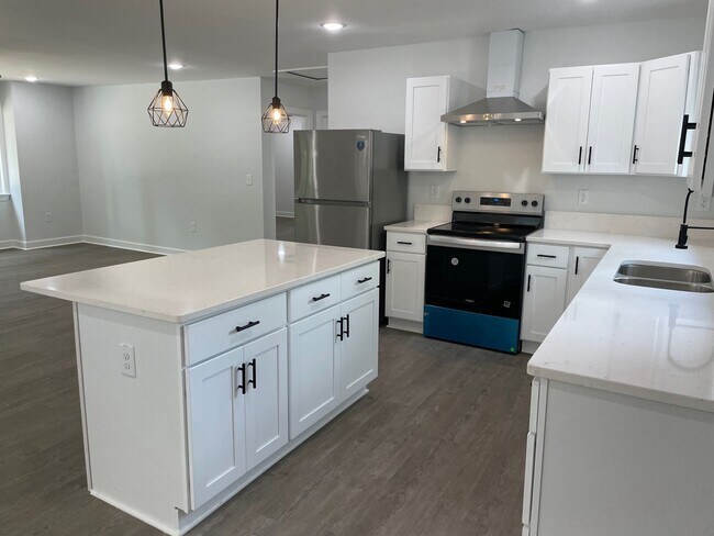 Building Photo - NEWLY REMODLED 3 BED, 2 BATH BRICK HOME LO...