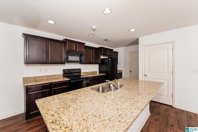 Building Photo - 915 Hawthorn Ln