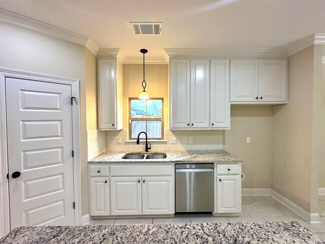 Building Photo - 43283 Pond View Dr