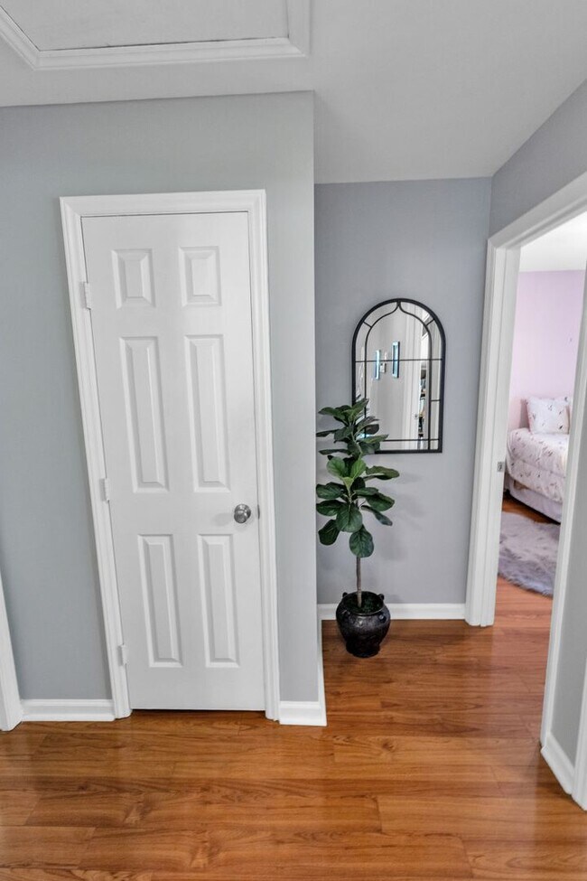 Building Photo - 3 bedroom furnished rental in Goose Creek - Fenced yard and great location