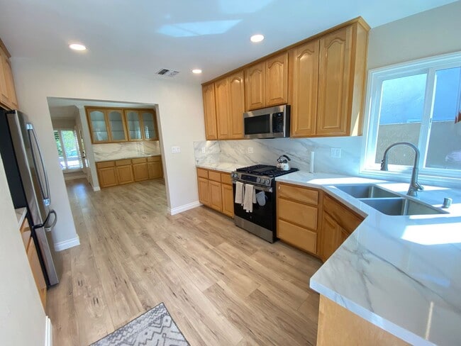 Building Photo - Beautifully Remodeled 3 Bedroom Naples Hou...